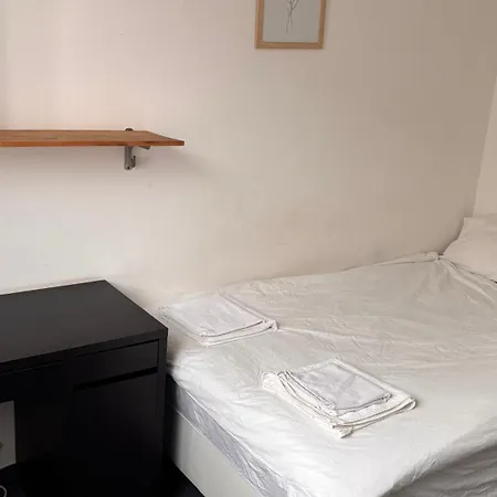 Rum i privatbostad Cozy, Bright With Free Parking *