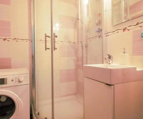 Cozy, Bright With Free Parking Homestay